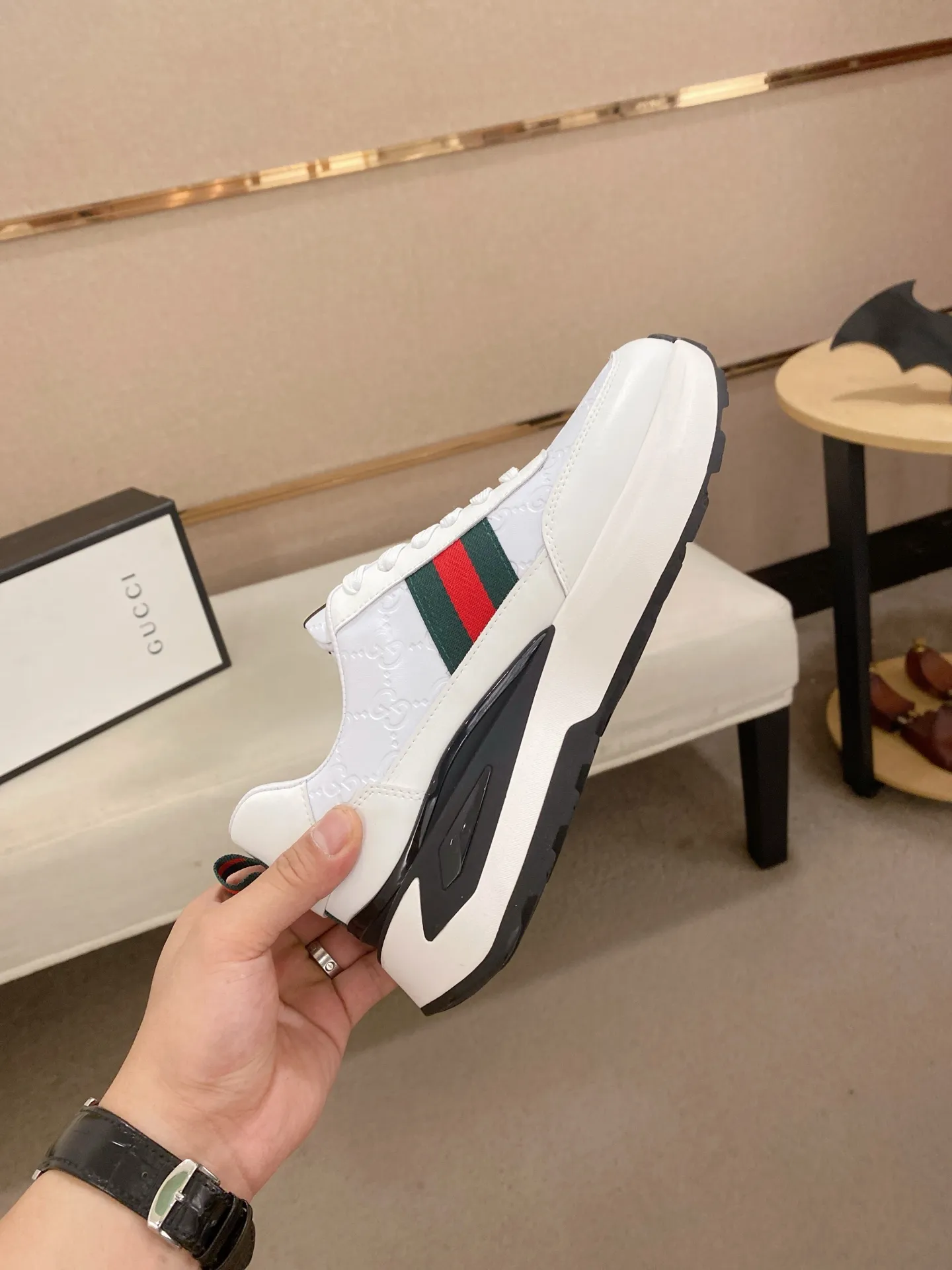 Men's shoes 💰 462💰The new GUCCI (Gucci) counters are launched simultaneously. The new men's shoes, 😘fabrics are selected from imported cowhide, and the lining is sheepskin lining. 👍🏿 High-end ☄️ air-cushion molded anti-slip rubber outsole, exquisite lines, simple and elegant, comfortable and high-end for leisure travel. Code number: 38 to 44 (45 can be customized and cannot be returned or exchanged)